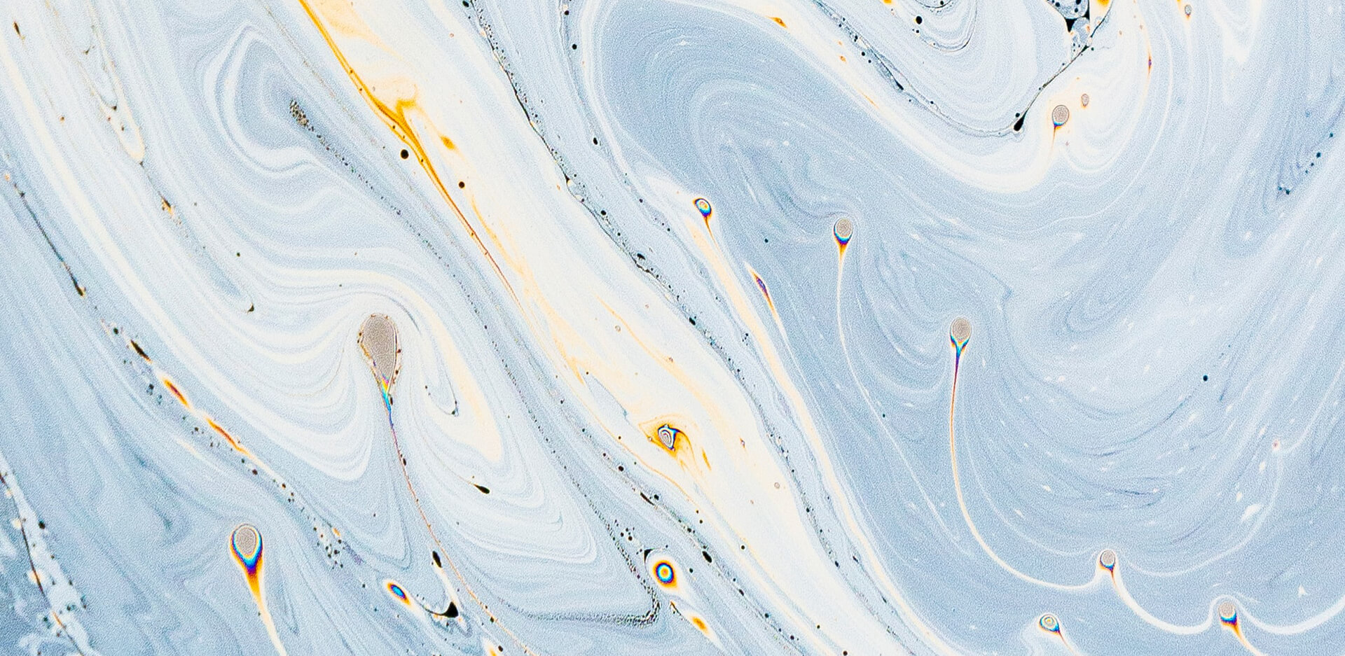 Estúdio de design criativo com equipe colaborando em projetos